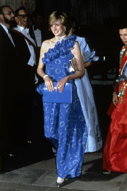 Lady Di en robe bleue longue et imprim&eacute;e