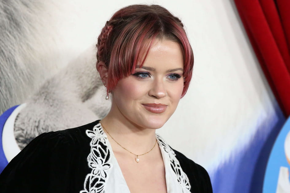 Les cheveux roses avec frange rideau d'Ava Phillippe