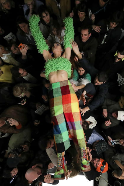 Jupe &agrave; carreaux et crop top vert fluo aper&ccedil;us sur le d&eacute;fil&eacute; Sunnei