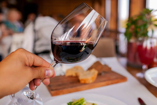 Les serveurs le savent bien, on se fait avoir quand on commande ce vin-l&agrave; au restaurant