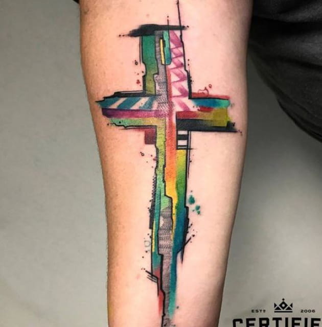 Croix multicolore sur le bras