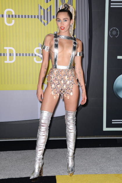 Miley Cyrus en tenue argentée dénudée