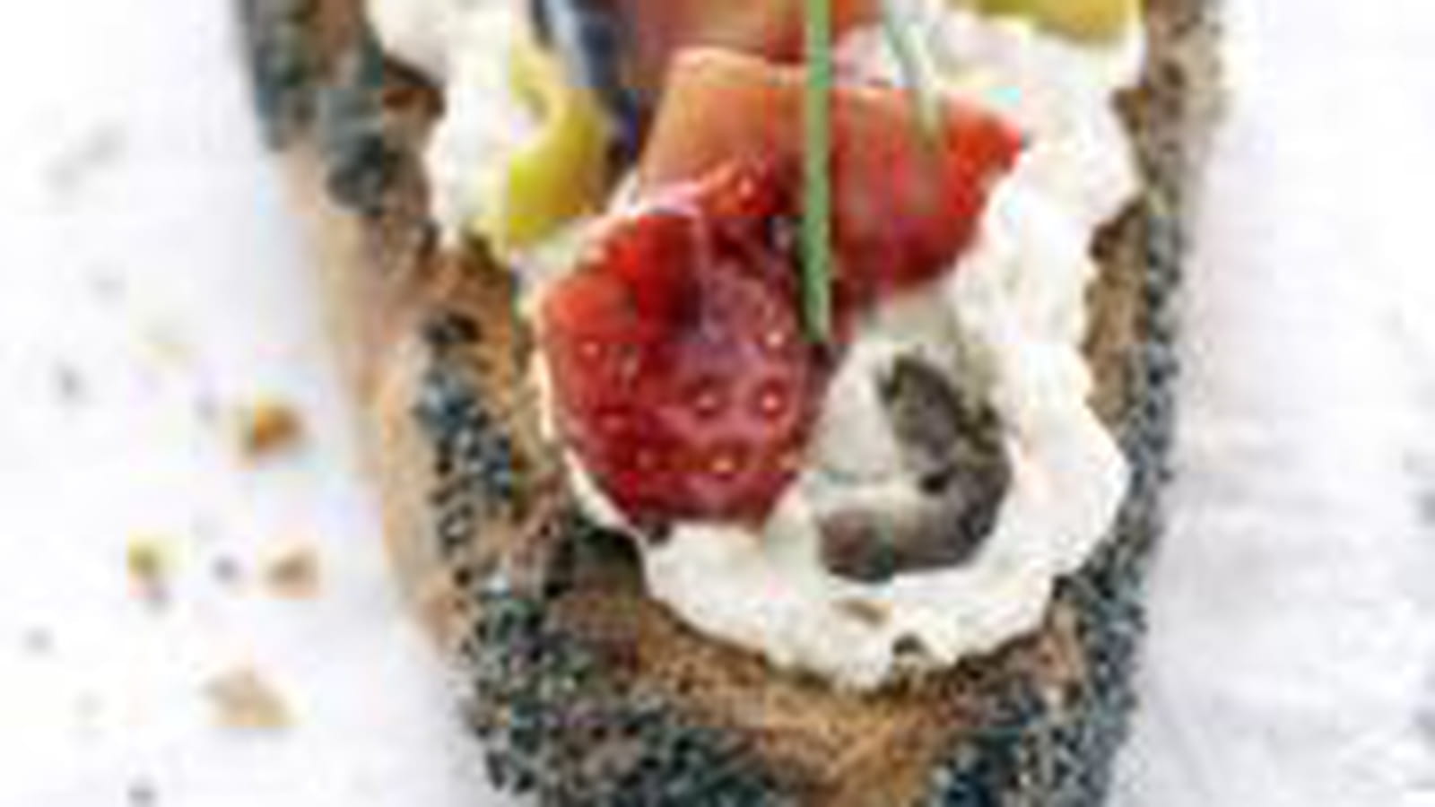 Tartine pavot, fraises et olives