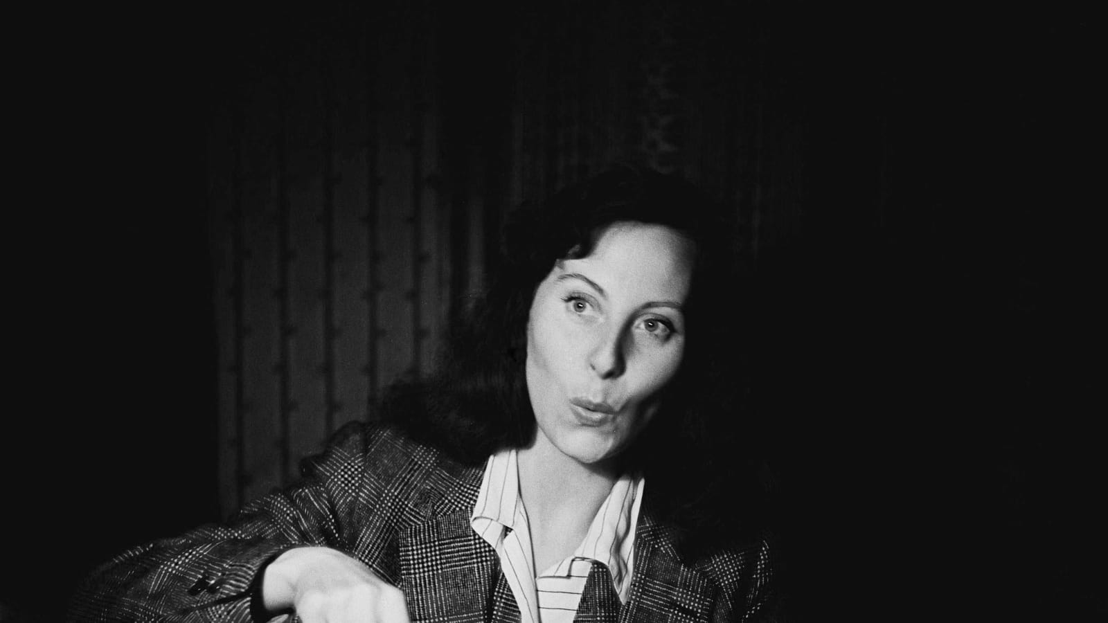 En brune et à table 