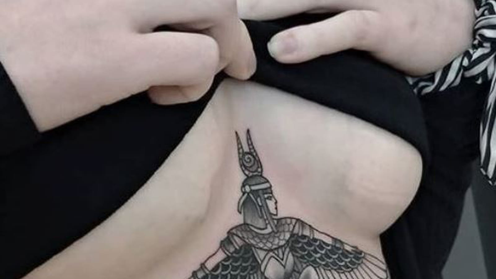 Underboob tattoo avec la reine Isis
