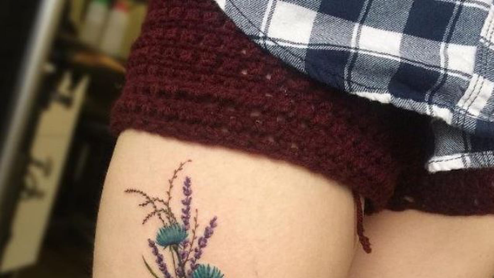 Bouquet champêtre sur la cuisse