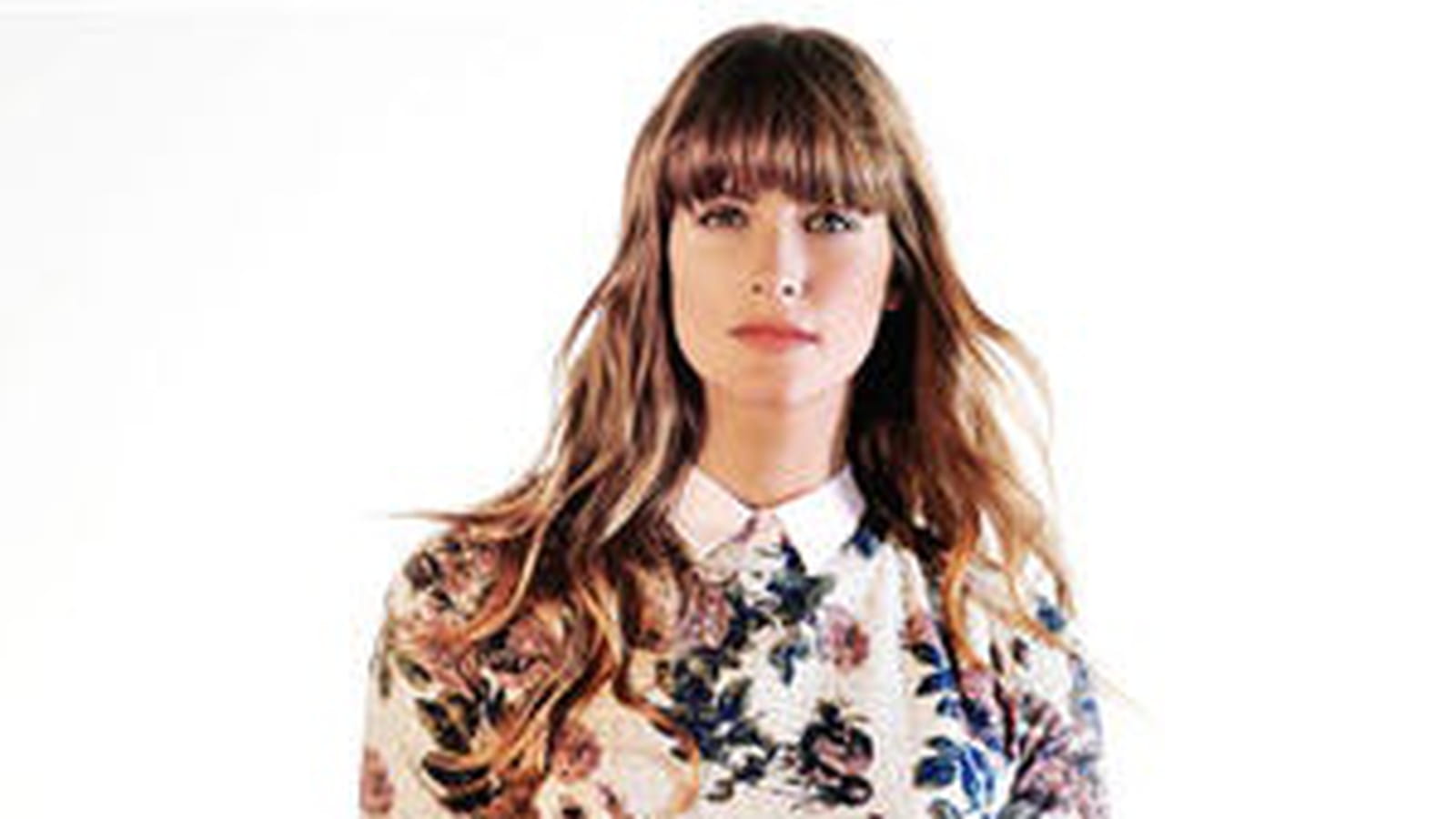 Sweat à fleurs, chemisier blanc et jupe broderie de Camaïeu