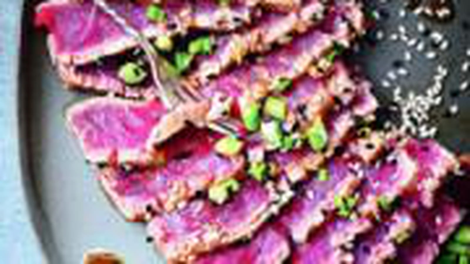 Carpaccio de thon mi-cuit, mariné au soja et sésame