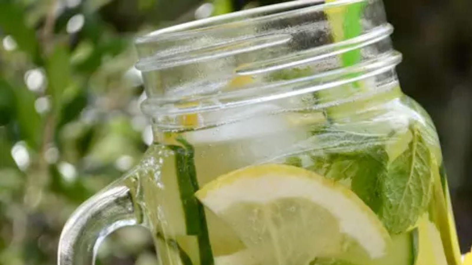 Eau pétillante au concombre, menthe, citron vert et citron jaune (detox water)