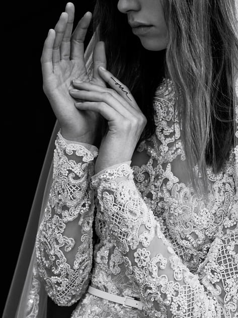 Une robe de mari&eacute;e &agrave; manches longues