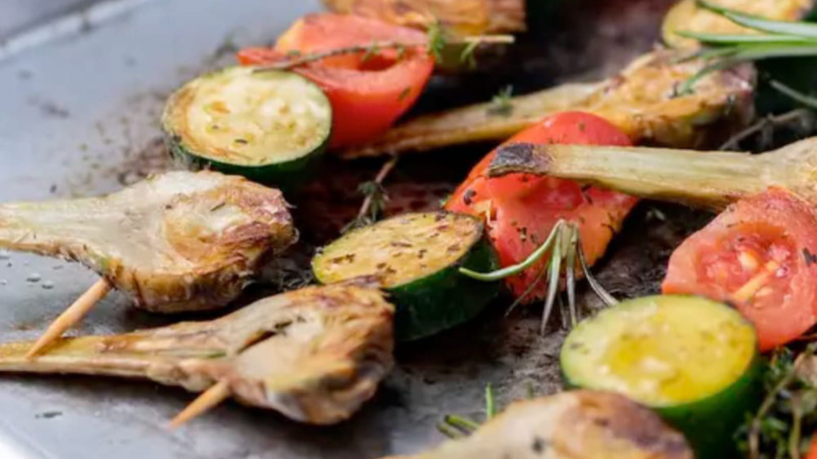 Brochettes estivales aux artichauts petits violets
