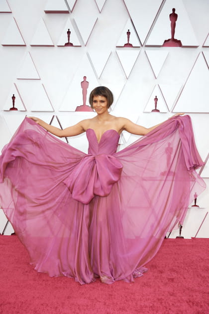 Halle Berry en robe rose Dolce & Gabbana
