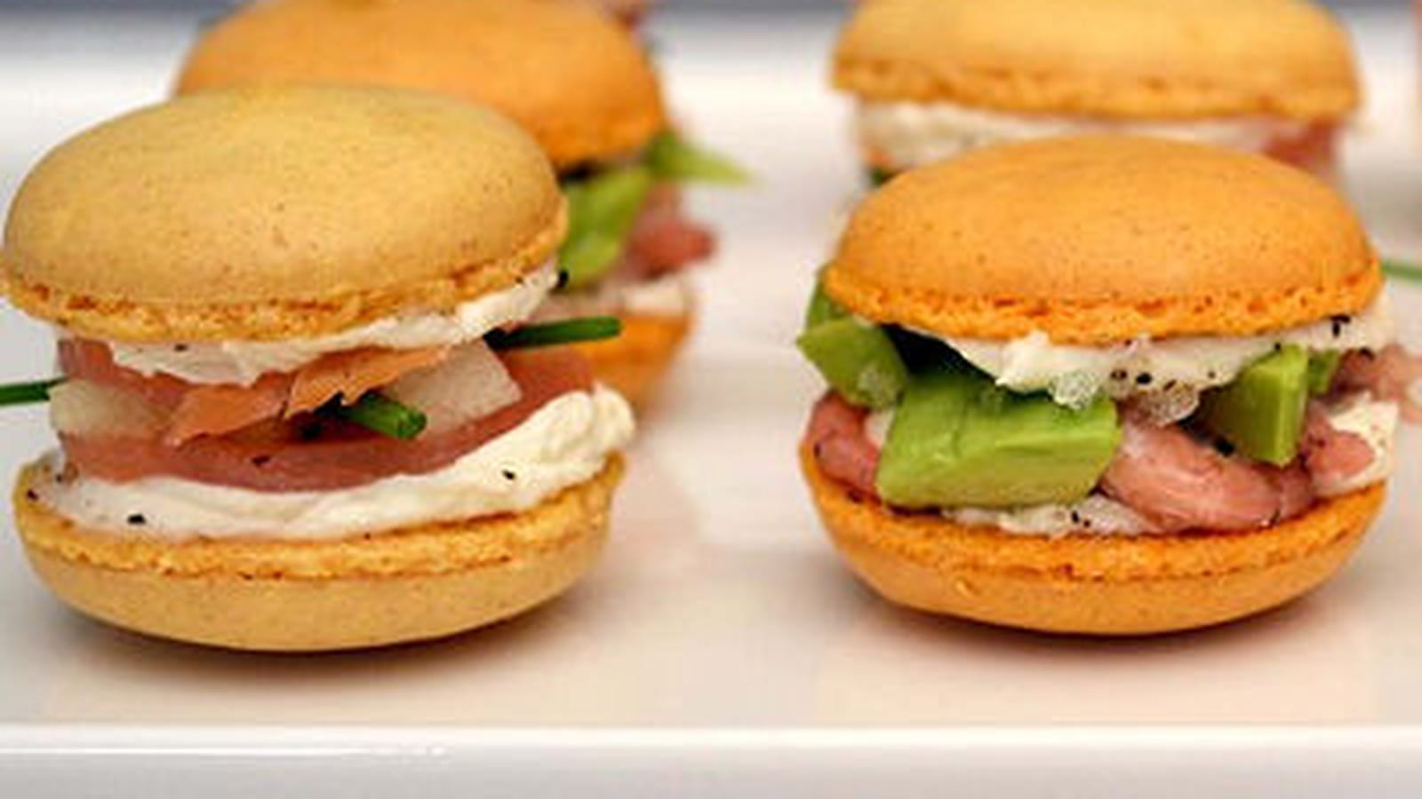 Macarons apéritifs au curry, saumon fumé, pommes, et à l'avocat et crevettes grises