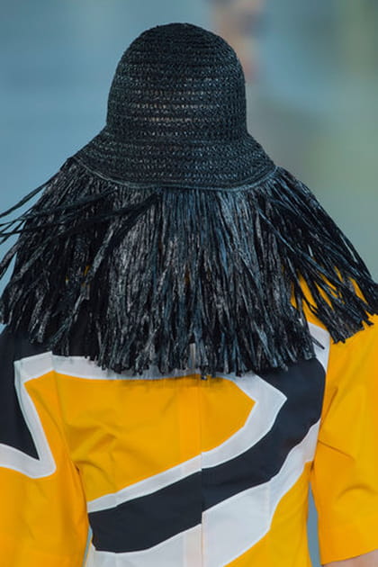 Le chapeau &agrave; franges du d&eacute;fil&eacute; Emilio Pucci