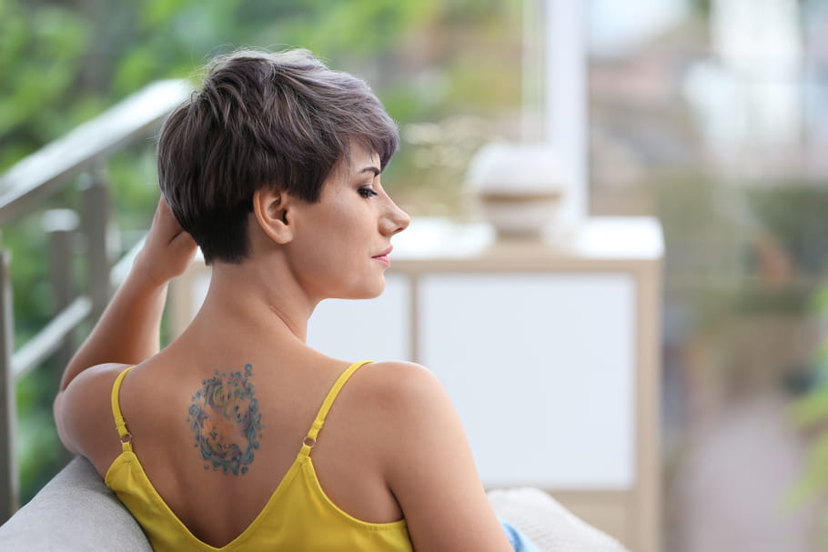 Tatouage colonne vertébrale signification, prix et danger