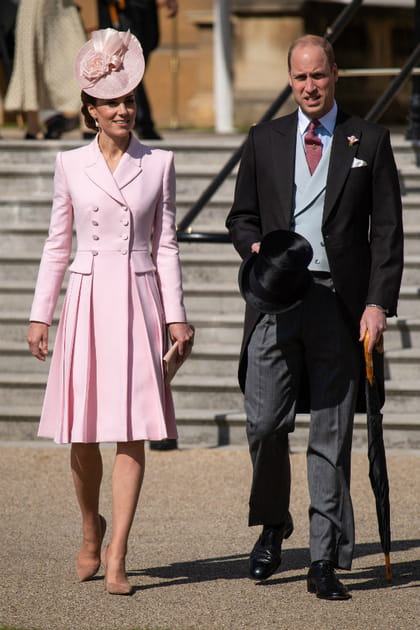 Kate Middleton en manteau rose poudr&eacute; Alexander McQueen et pochette Loeffler Randall