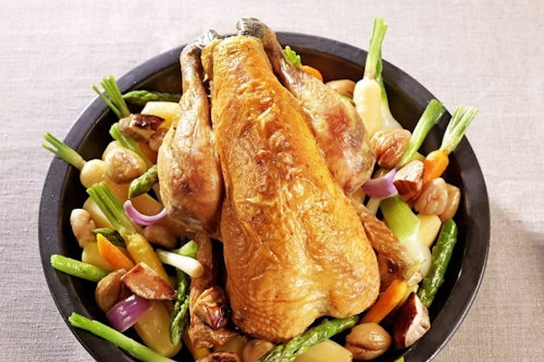 Poulet de Bresse rôti en cocotte lutée, marrons, cèpes et petits légumes