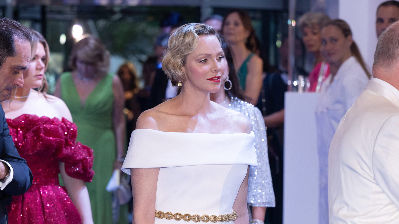 Ces stars portent la robe blanche avec allure, pile à temps pour l'été