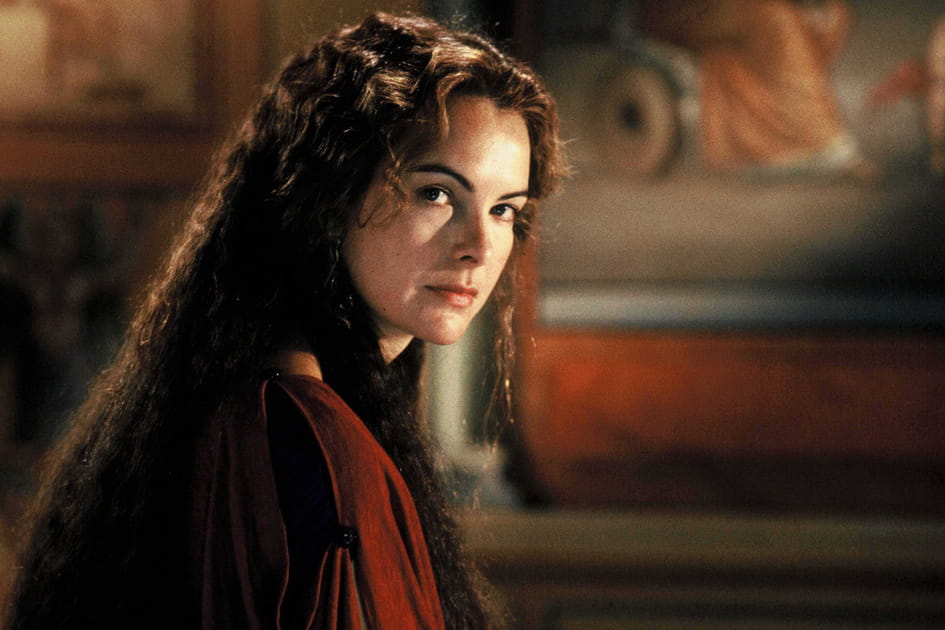 Carole Bouquet, impressionnante avec ses cheveux gaufr&eacute;s