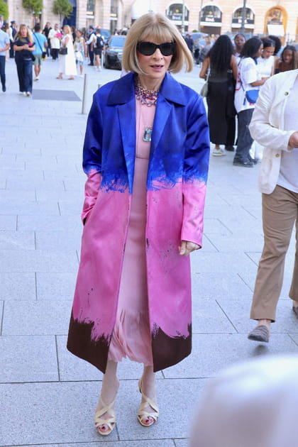 Anna Wintour en manteau rose et bleu et robe rose p&acirc;le