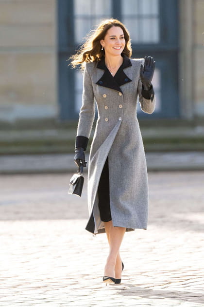 Kate Middleton en manteau gris à revers noirs Catherine Walker avec des gants en cuir
