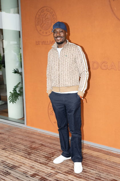 &nbsp;Harry Roselmack en gilet zipp&eacute; imprim&eacute; et pantalon noir&nbsp;