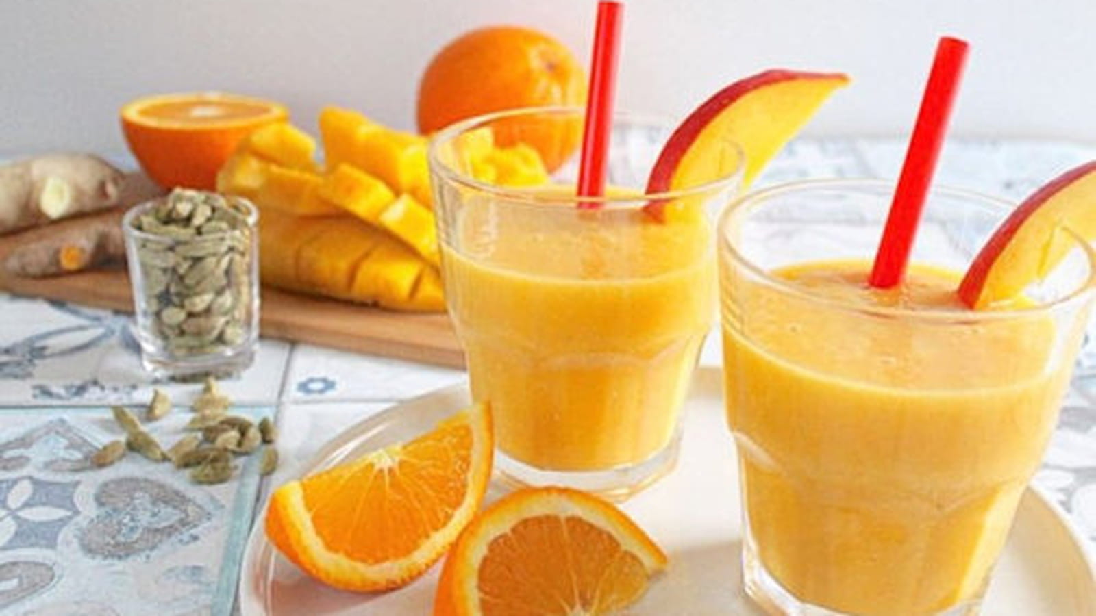 Smoothie énergisant mangue, orange, cardamome, gingembre et curcuma