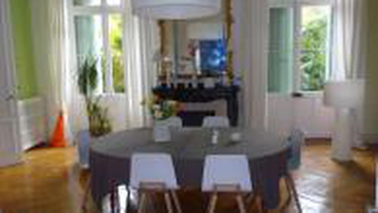 Table bien entourée