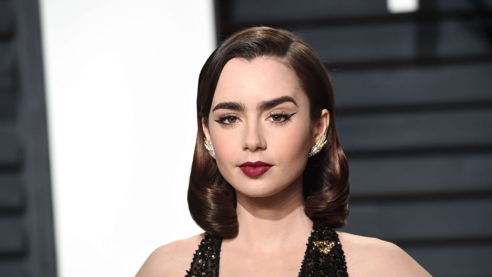 La coiffure vintage de Lily Collins