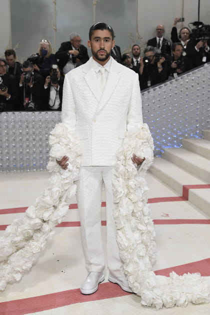 Bad Bunny en smoking blanc et traîne à fleurs