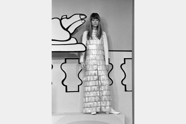Françoise Hardy en robe futuriste de Paco Rabanne
