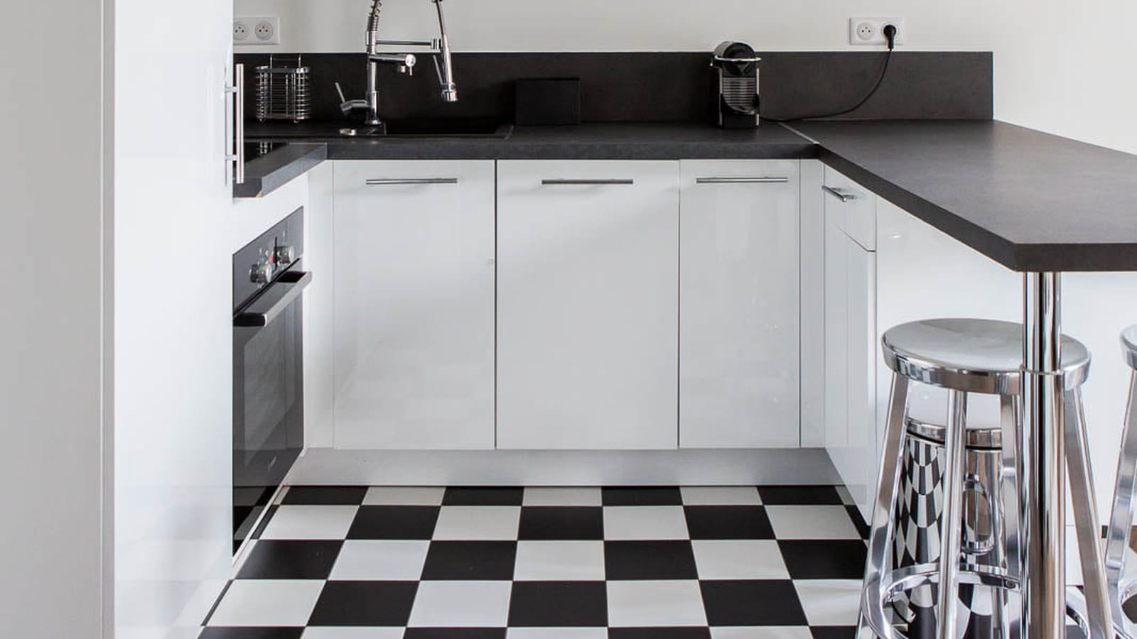 Carrelage damier noir et blanc