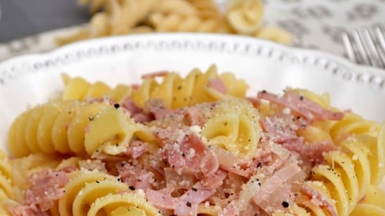 Pâtes "fusillone" au jambon grillé, vin blanc et oignons fondants