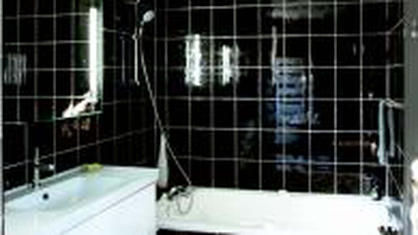 Salle de bains noire