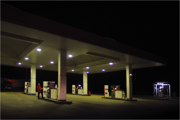 Marc, pompiste dans une station-service, autoroute de Normandie, France, 2008
