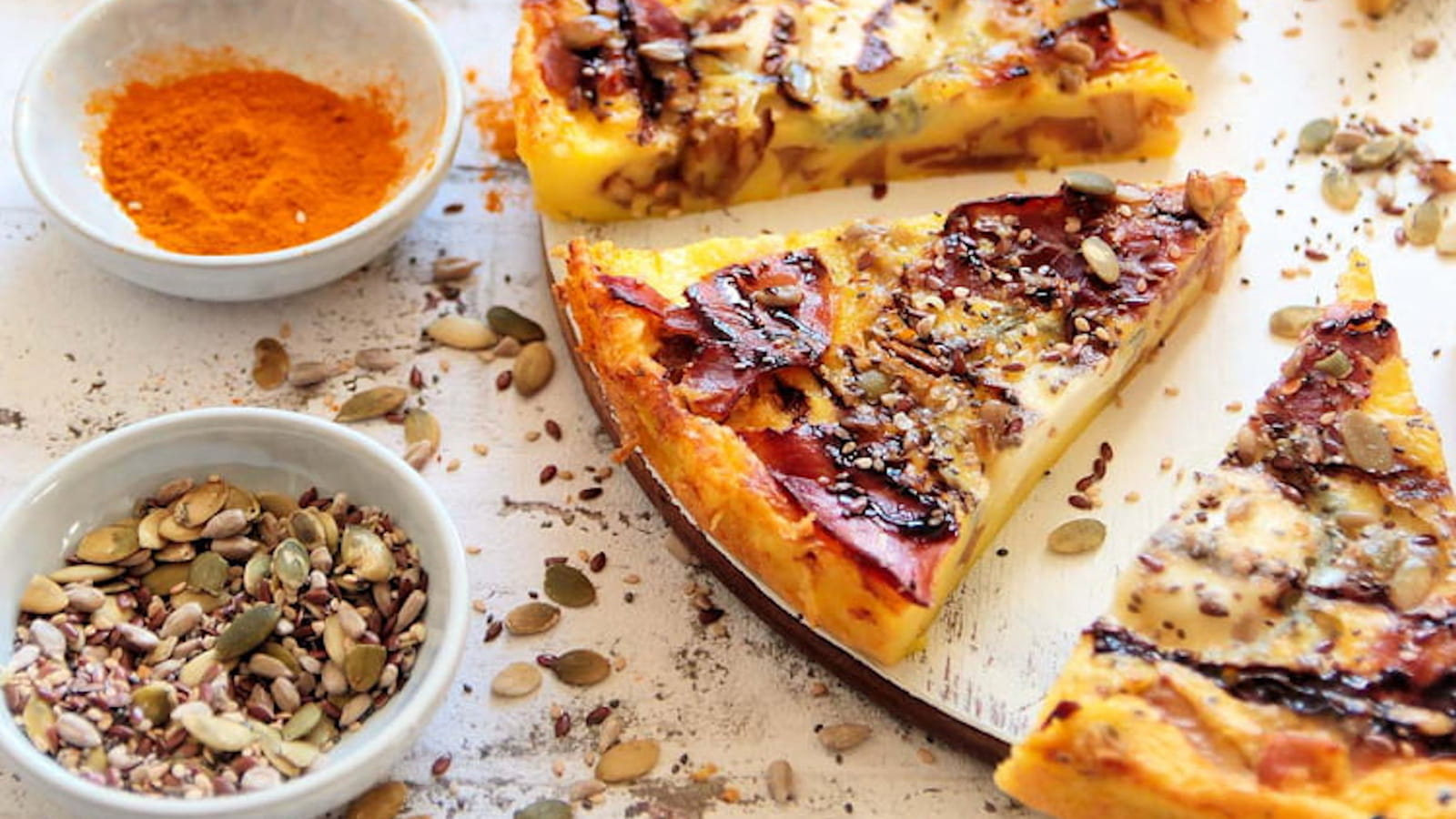 Quiche sans pâte aux pommes, chèvre et jambon cru
