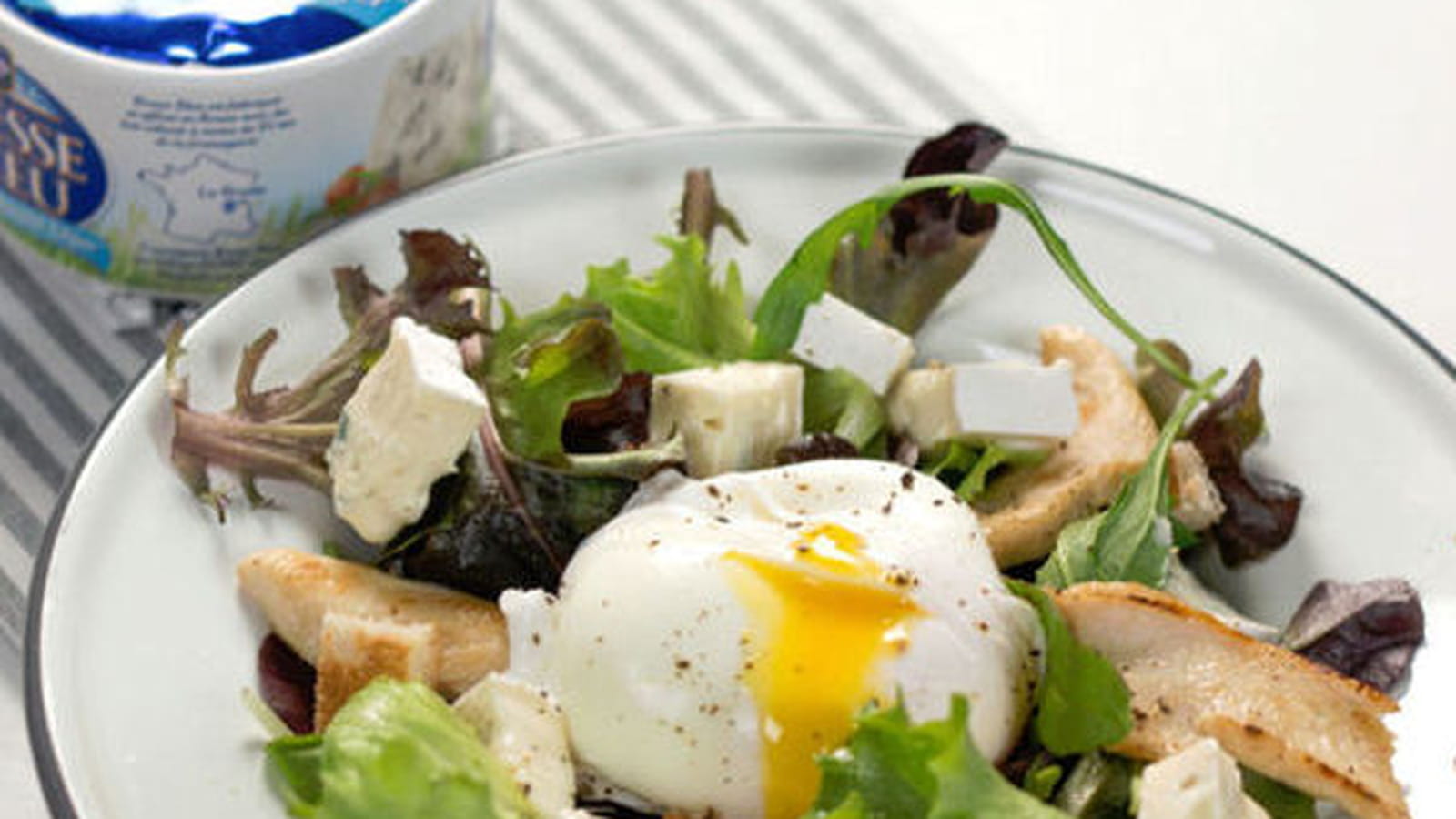 Salade de poulet, œuf poché au Bresse Bleu
