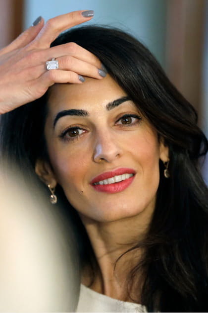 Les ongles gris d'Amal Clooney