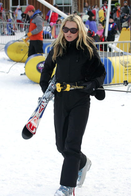 Kate Moss en combinaison noire et lunettes de soleil