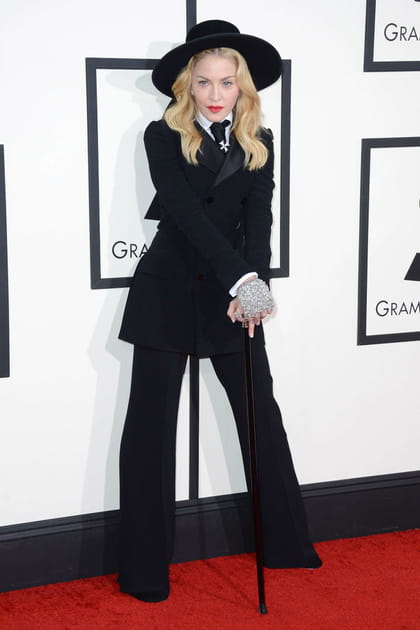 Madonna en costume noir, cravate et chapeau