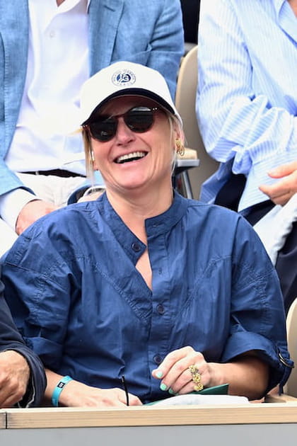 Anne-Elisabeth Lemoine en blouse bleu marine et casquette