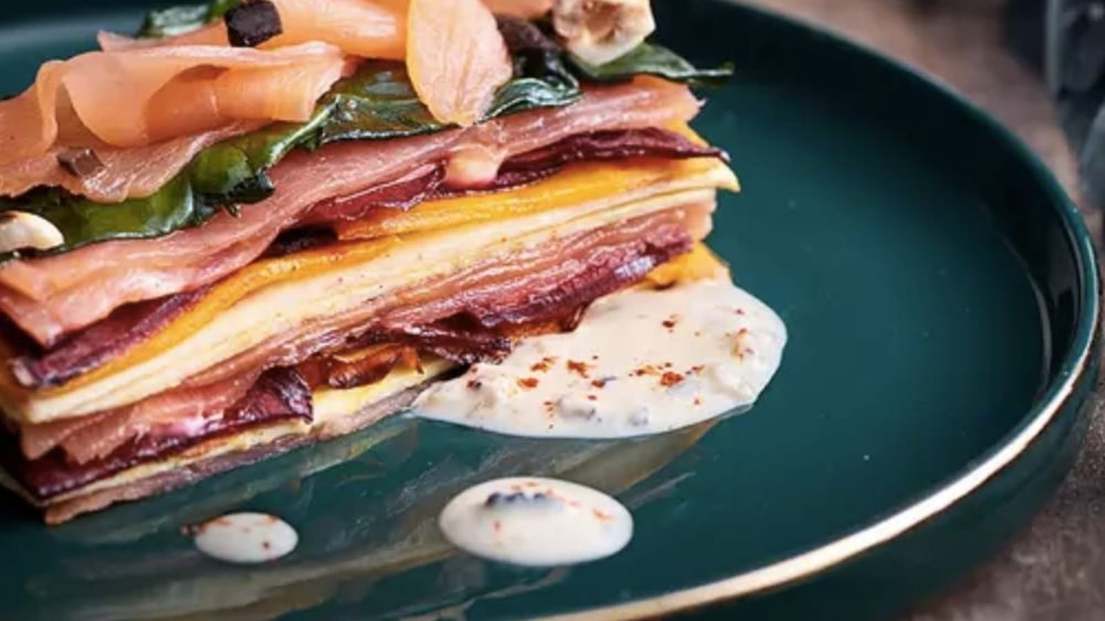 Millefeuille de saumon fumé aux légumes anciens et crème truffée