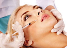 les injections d'acide hyaluronique repulpent les peaux fatiguées.