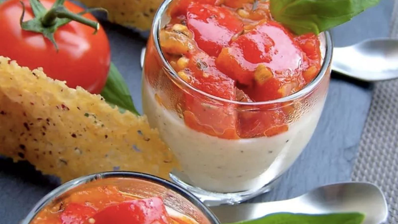 Verrines de panna cotta au parmesan, tomates-poivrons et tuiles poivrées