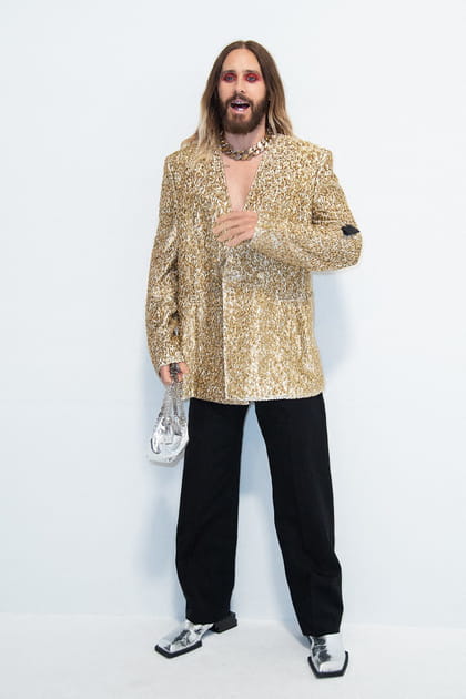 Jared Leto en veste dorée et chaussures géométriques à petits talons au défilé Givenchy