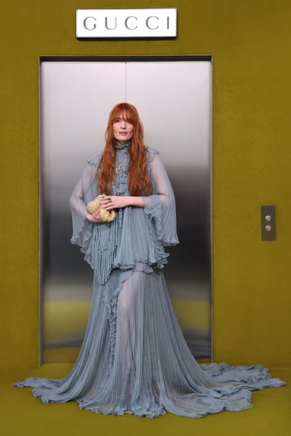 Florence Welch en robe drap&eacute;e transparente et sac &agrave; main textur&eacute; au d&eacute;fil&eacute; Gucci