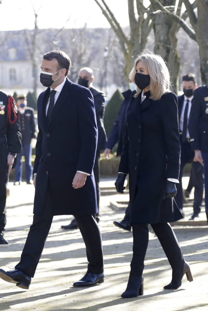 TOP : Brigitte Macron en slim cuir et manteau