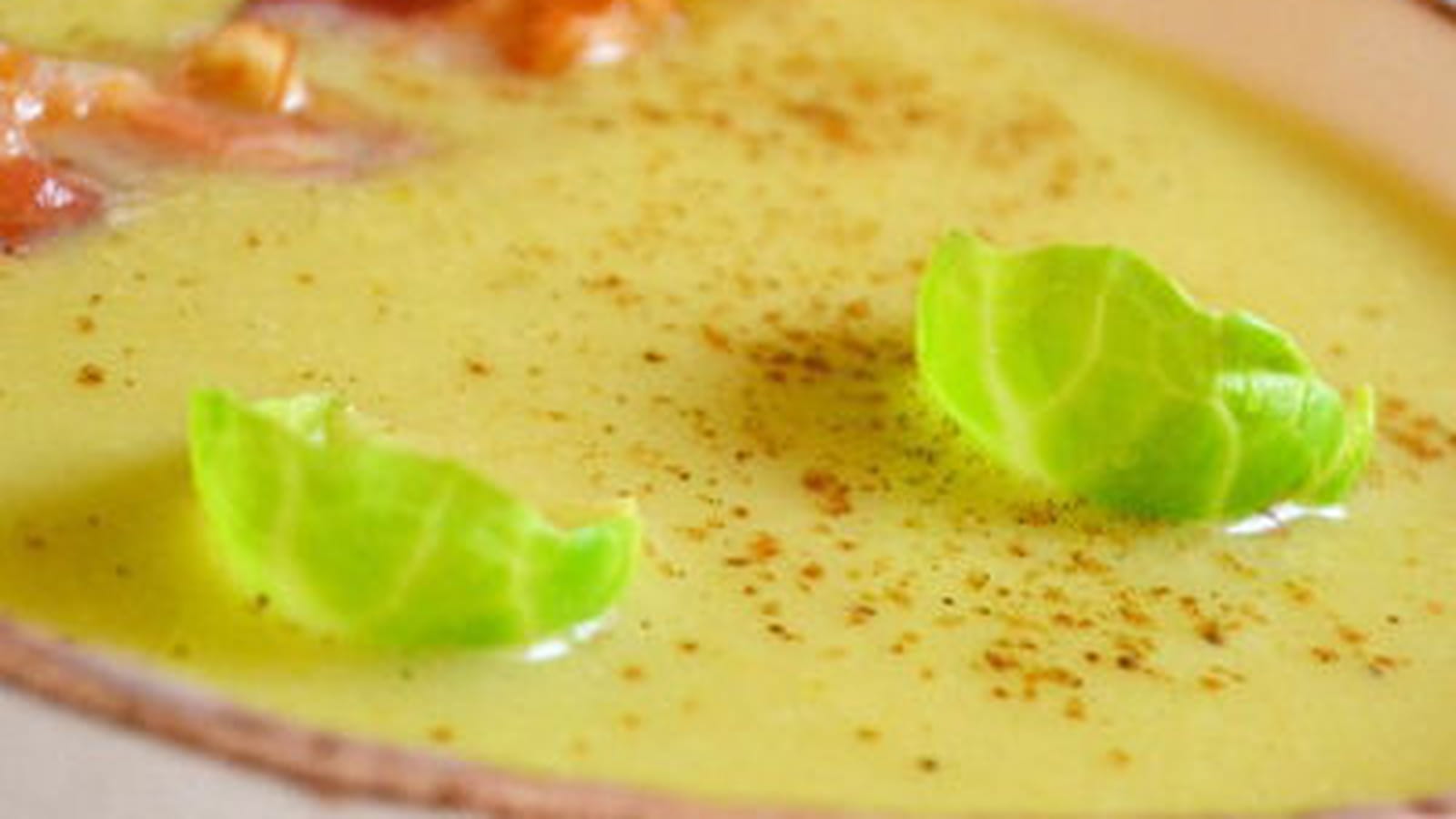 Soupe aux choux de Bruxelles à la muscade et lard grillé