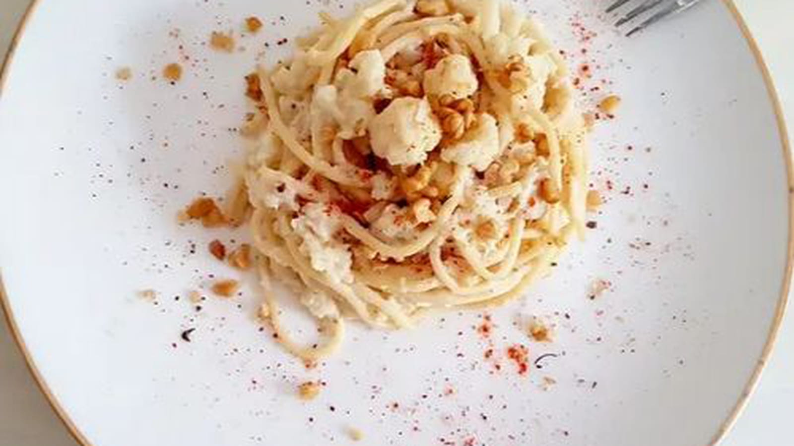 Spaghettis chou fleur, noix et piment d'espelette