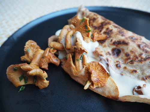 Galettes à la farine de châtaigne, girolles et crème de brebis
